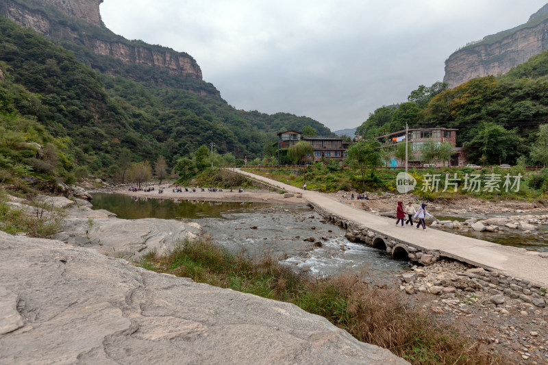 太行山峡谷河边写生的学生们06