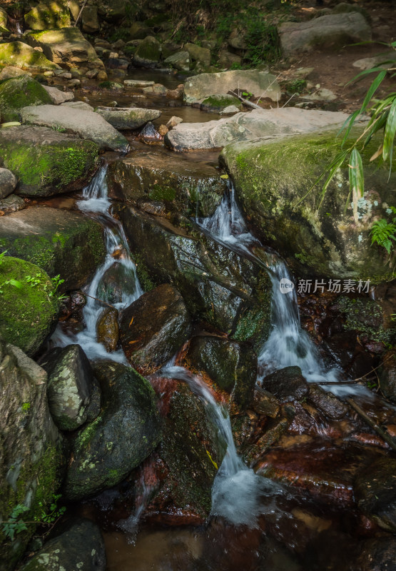 莫干山溪流瀑布风景