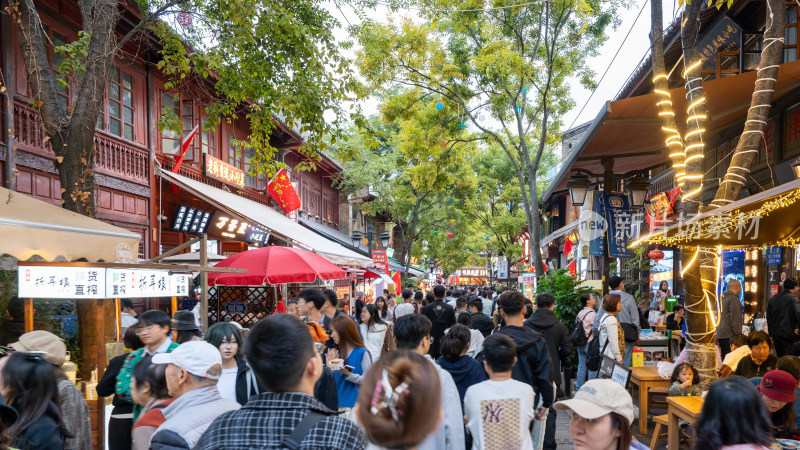 国庆云南昆明南屏步行街的市民与游客众多