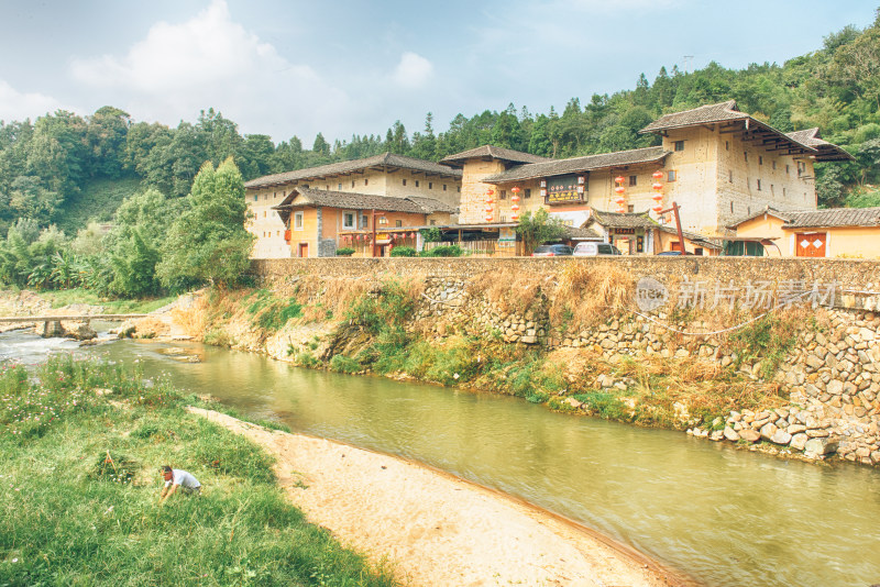 福建永定洪坑土楼群河边的客家土楼