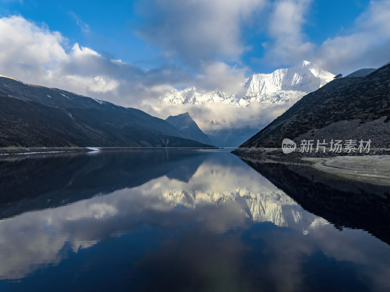 西藏山南洛扎秘境库拉岗日白马林措航拍