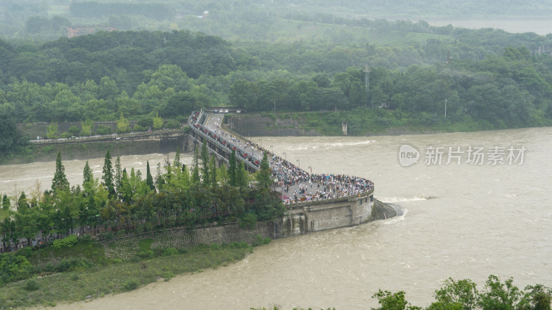 游客们冒雨游览成都都江堰景区