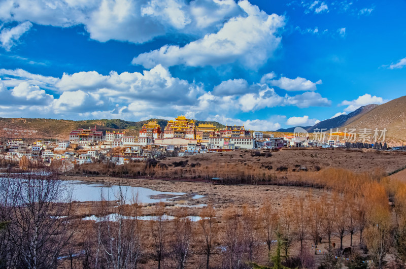 云南迪庆香格里拉松赞林寺景区湖泊草地秋景