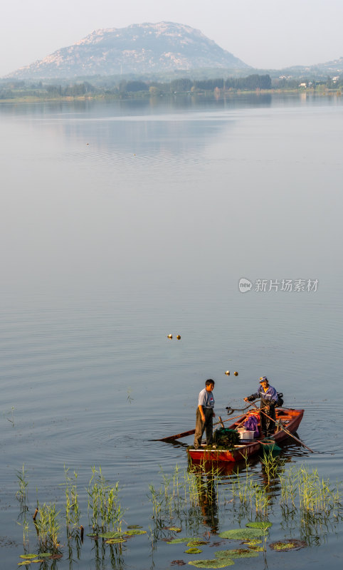 中国邹城孟子湖湖泊湿地渔船自然景观