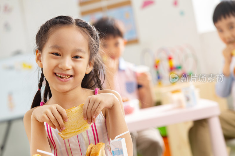 幼儿园小朋友用餐