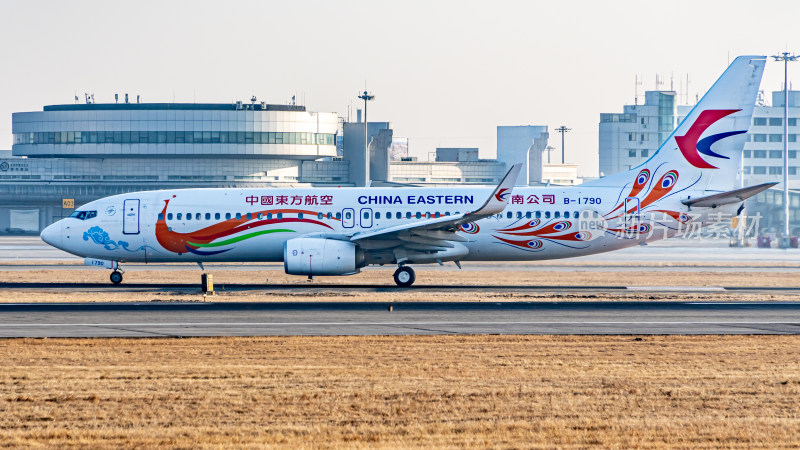 中国东方航空飞机在机场跑道上的画面