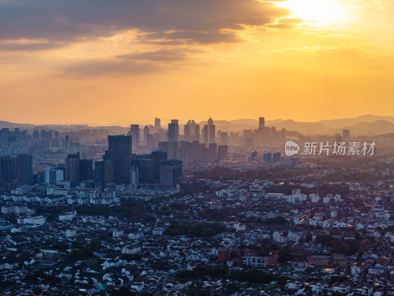 航拍夕阳下苏州古城区北寺塔高新区同框