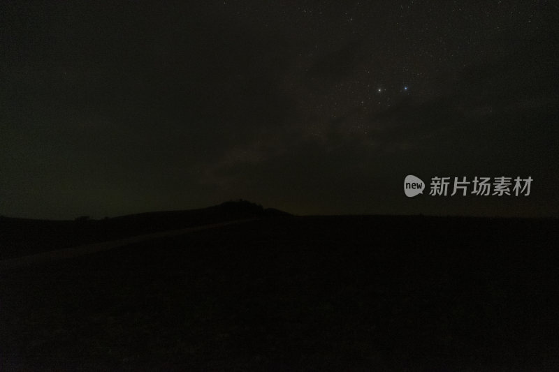 夜晚星空下的旷野景象