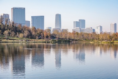 城市湖边现代高楼风景