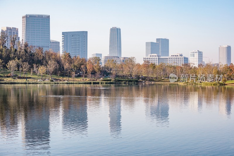 城市湖边现代高楼风景