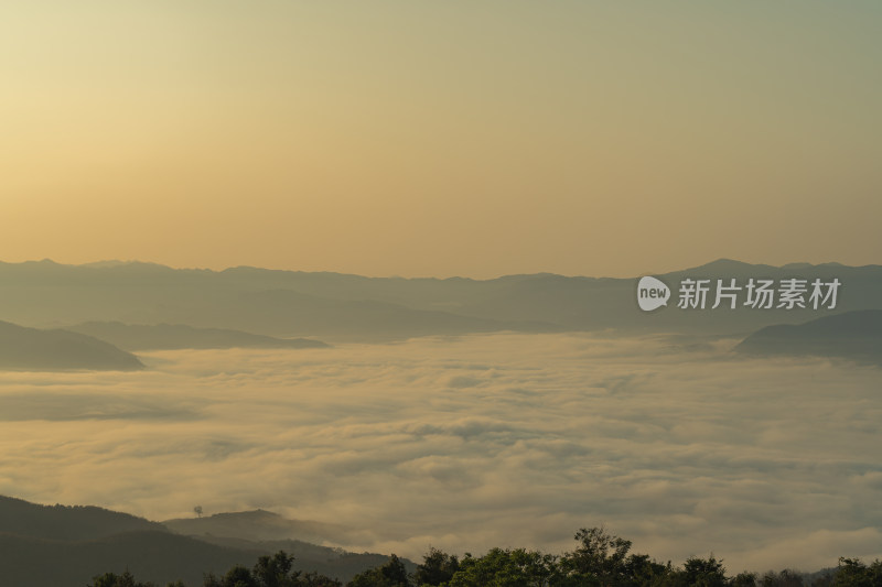 山之间的云海