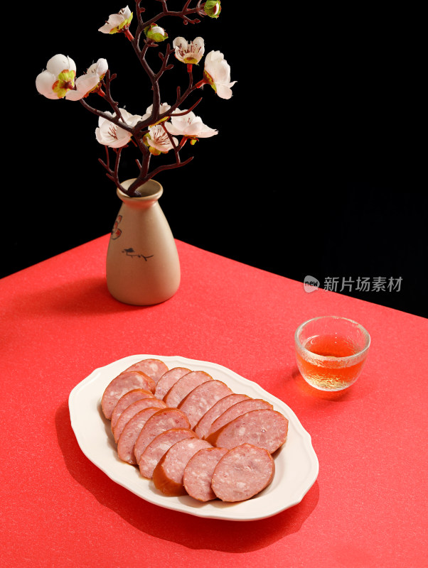 餐桌上的茶和哈尔滨红肠