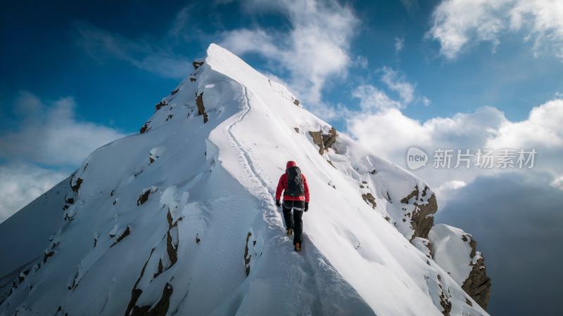 登山者站在山顶航拍