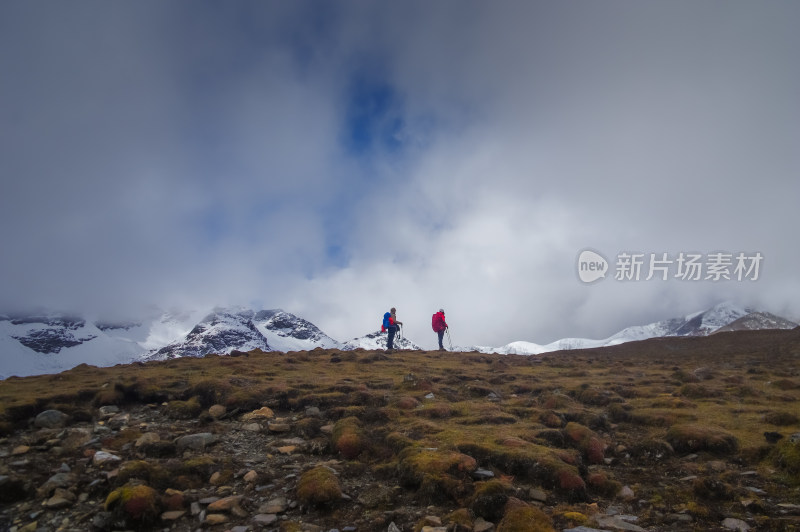 雪山脚下的背包徒步登山旅行者