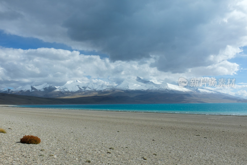 西藏阿里普兰县拉昂措与纳木那尼峰初秋风光