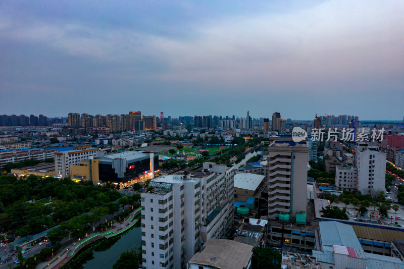 河南许昌城市风光夜幕降临曹魏古城航拍摄影图