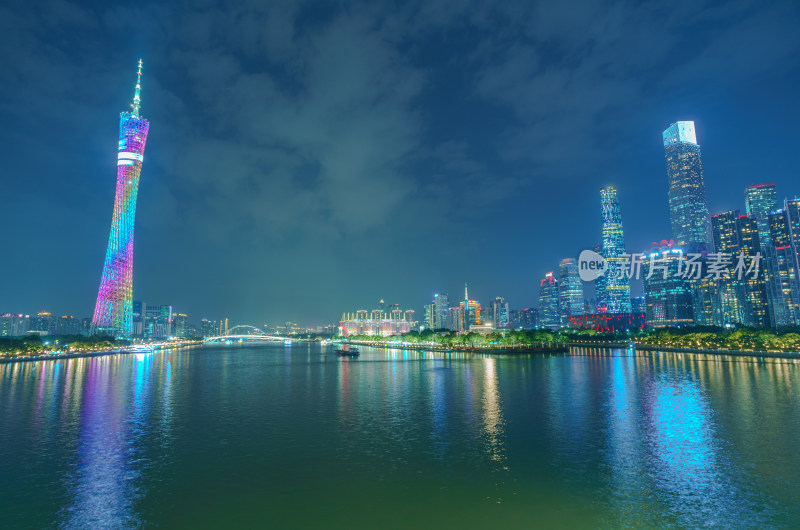 广州塔与珠江新城CBD滨江高楼夜景灯光