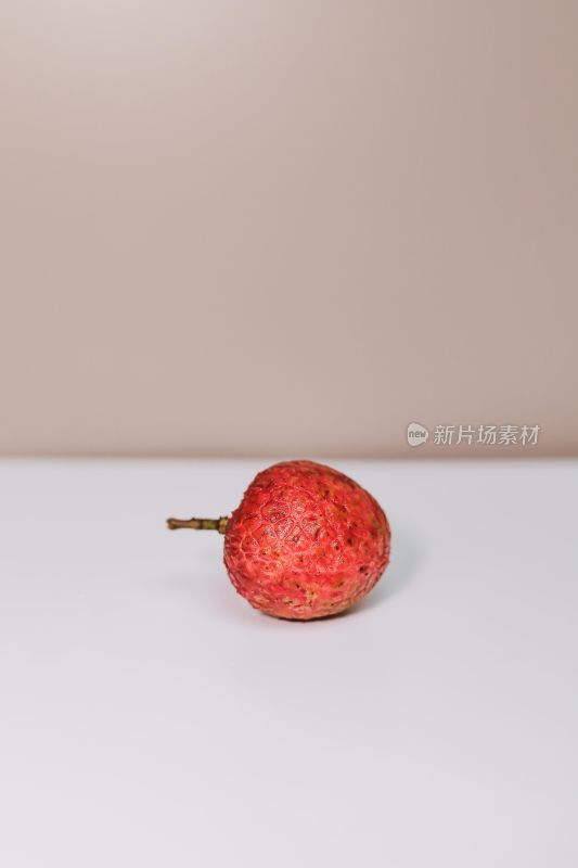 白色背景上的新鲜荔枝