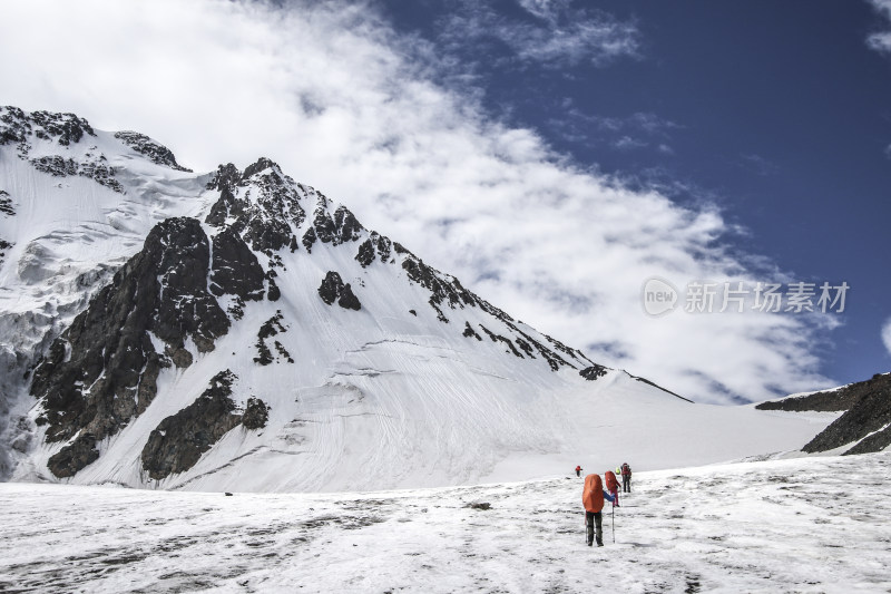 博格达  新疆  天山 蓝天白云下的雪山风景