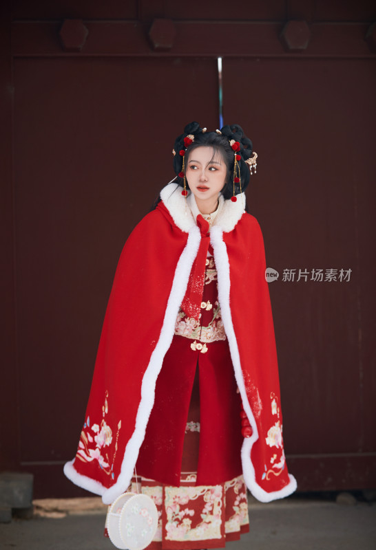 雪天户外身穿中式红色汉服的亚洲少女