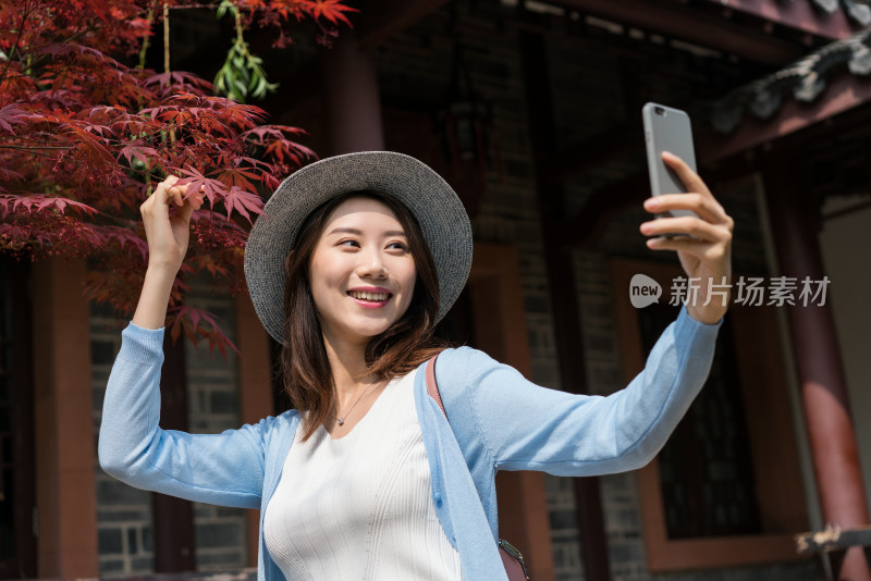 年轻女子旅游拍照