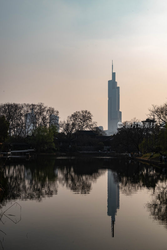 湖畔高楼倒影风景