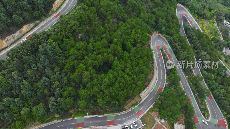 鸟瞰山脉公路