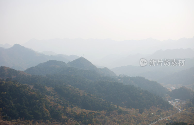 雾霾下的大山