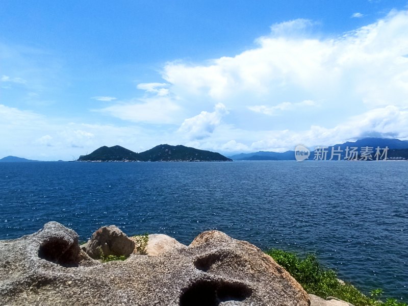 海边岩石上远眺海岛的壮阔景观