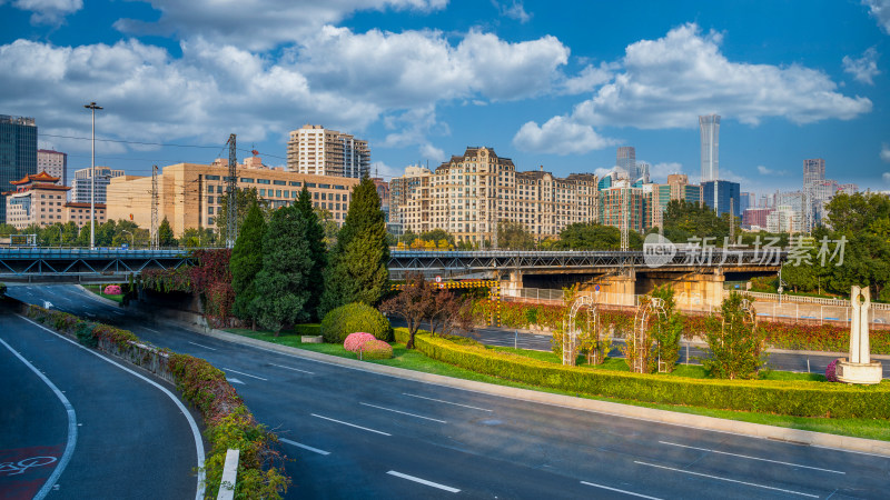 城市道路与现代建筑的和谐景致