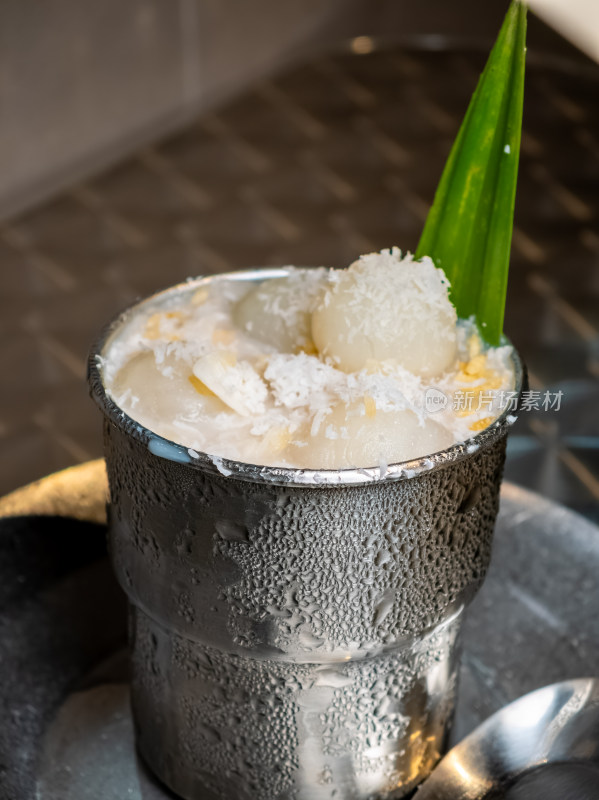 装在金属杯里的泰式龙眼冰
