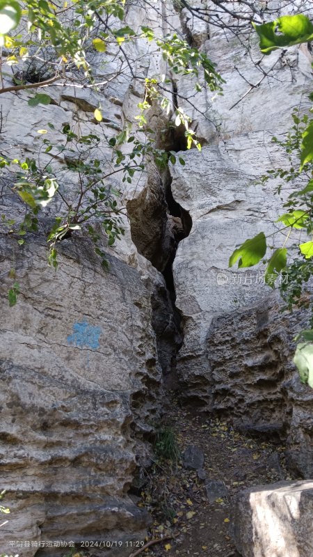 山间岩石裂缝自然景观