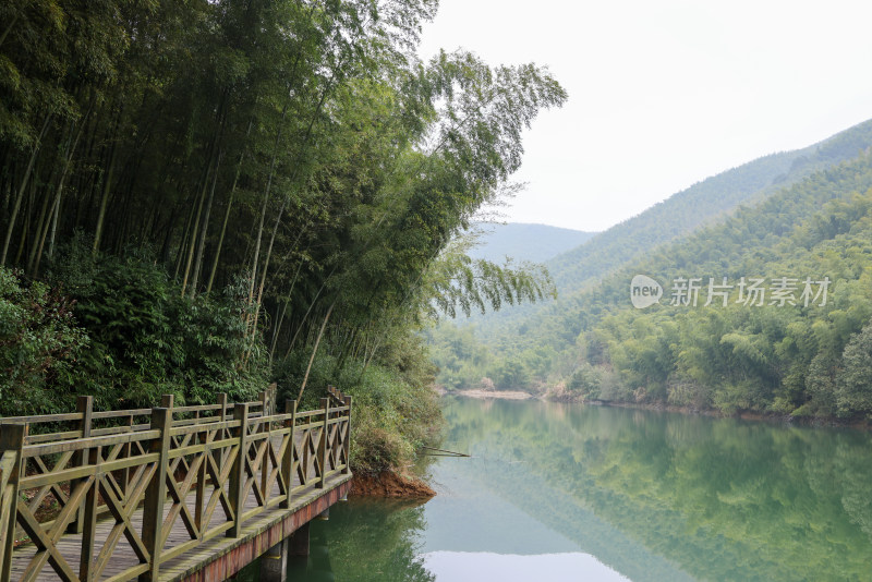 浙江湖州德清县上杨村静谧的湖光山色