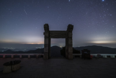 星空下的古老石门夜景