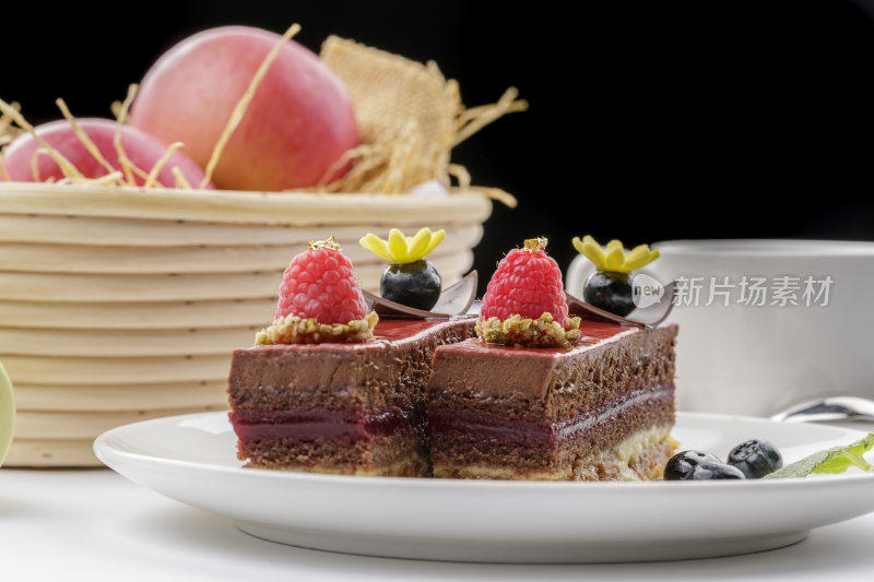 树莓蓝莓装饰的巧克力慕斯蛋糕