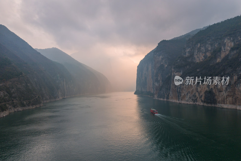 长江三峡奉节瞿塘峡清晨山水日出光影