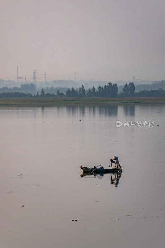 中国邹城孟子湖湖泊湿地渔船自然景观