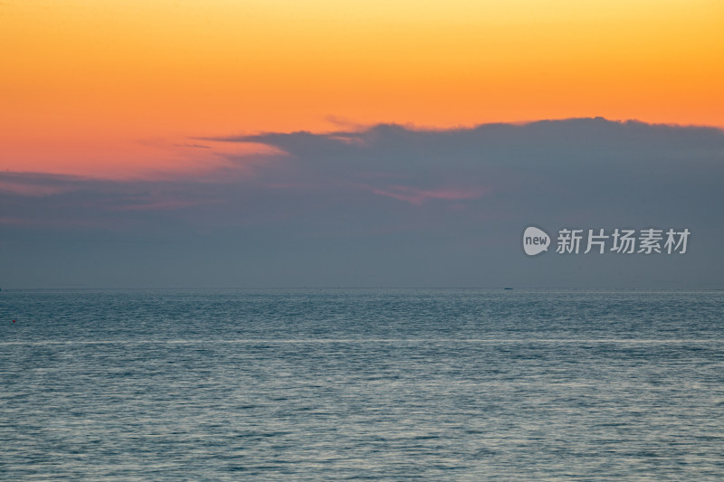 山东烟台东山栈桥海上日出前的朝霞景观