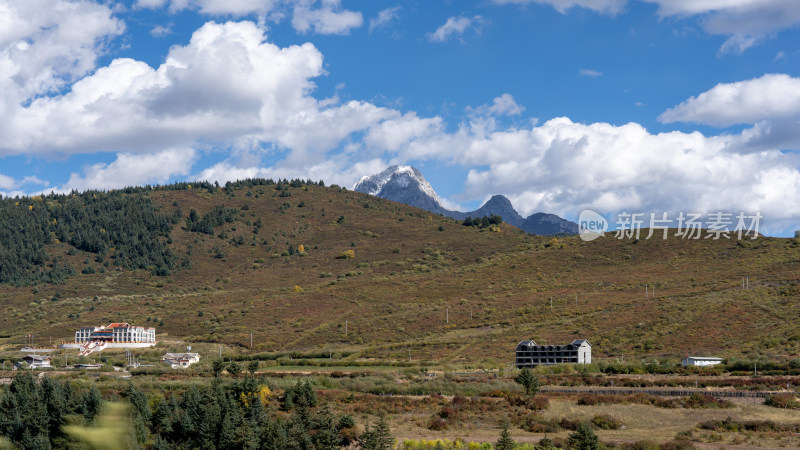 从黄龙九寨站前往九寨沟的大巴窗外风景