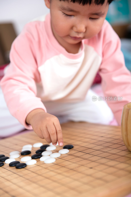 认真下围棋的小女孩