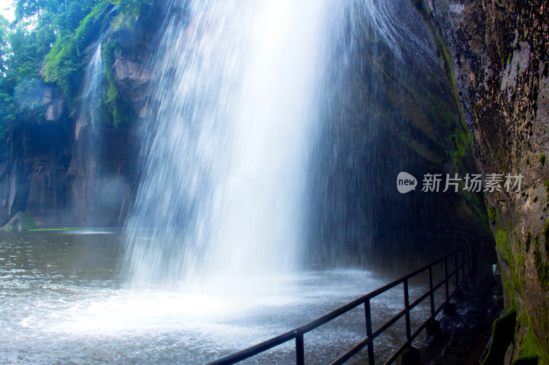 瀑布湖泊溪流风景背景