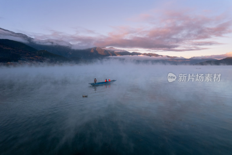 泸沽湖冬天唯美晨雾冬景