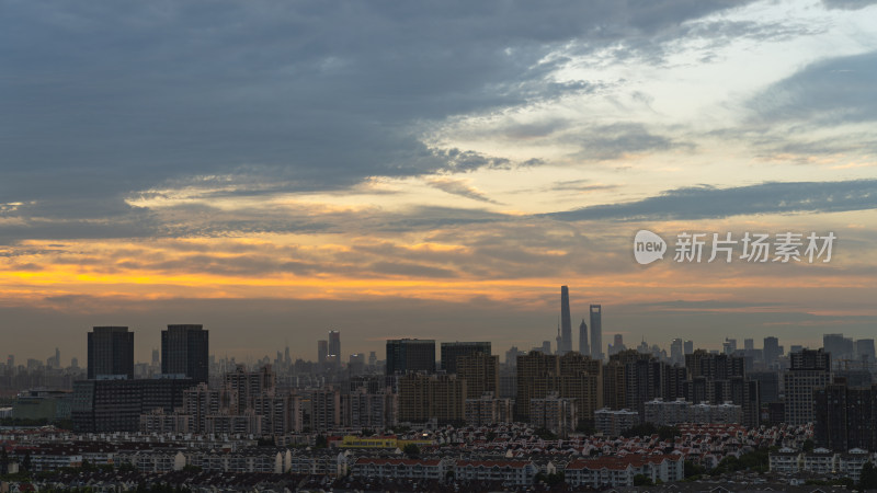 城市黄昏时分的天际线全景