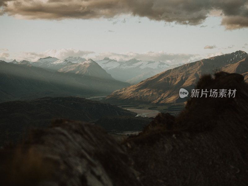 站在新西兰Roys Peak山顶看湖泊