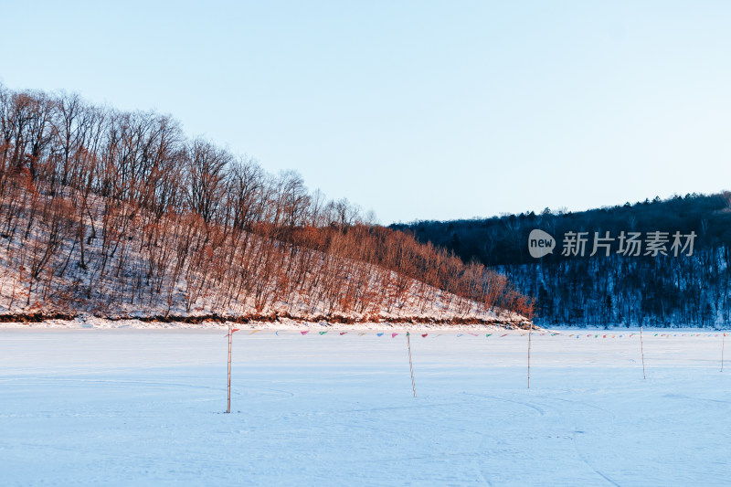 东北冬季冻结的湖面