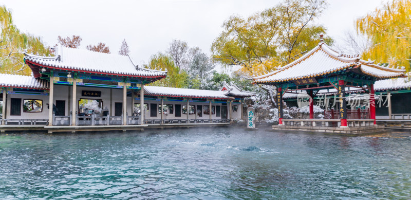 山东济南大明湖趵突泉泉水冬天雾气雪景