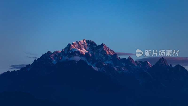 丽江玉龙雪山日照金山