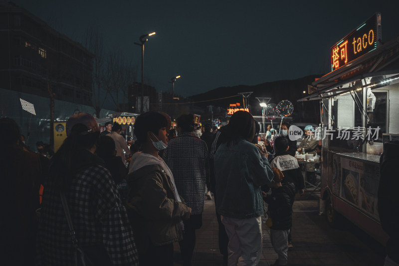 晚上逛夜市的路人