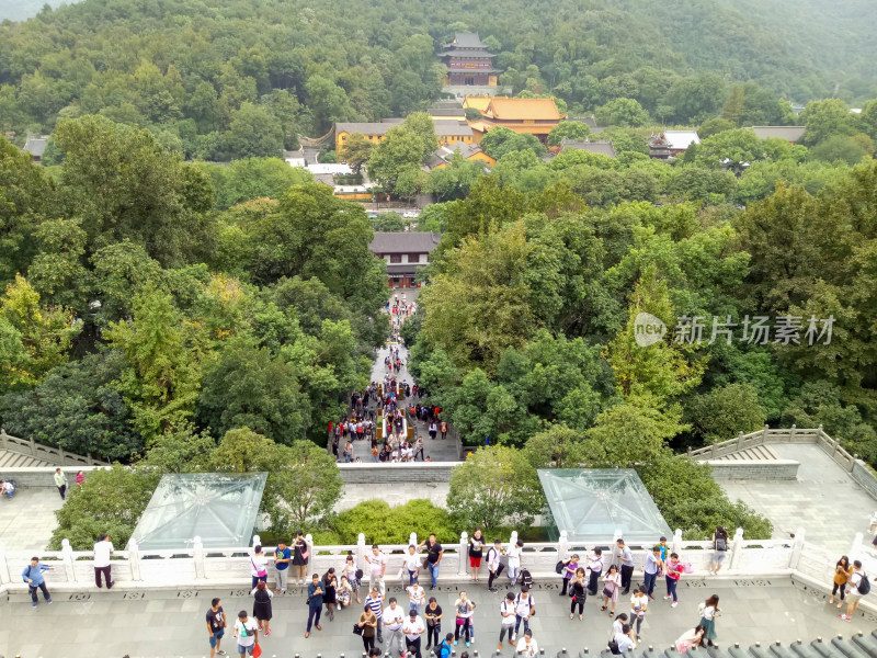 俯瞰山林中的古建筑与游客