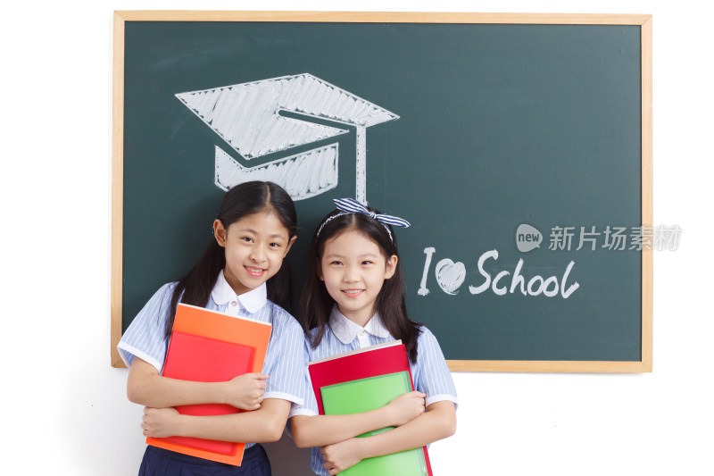 可爱的小学女生在教室里